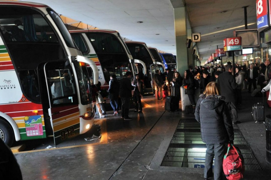 Viajar es cada vez más caro: Nación autorizó aumentos en tarifas de micros de larga distancia