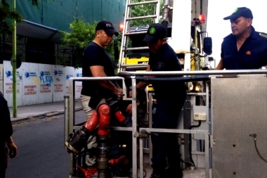 Lo bajó una grúa: sospechoso que escapaba de la policía subió a un andamio y le dio vértigo