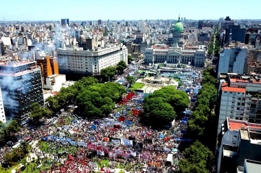 Masiva marcha contra el plan económico de Milei: “Destruye los derechos de los trabajadores”