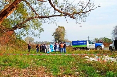 En un descampado hallaron un cadáver con dos tiros en la cabeza, atado con precintos y desnudo