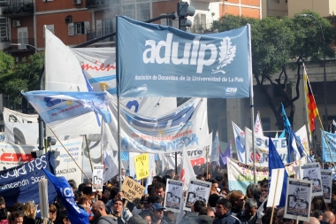 Asoma fin al conflicto salarial de universitarios: docentes de la UNLP aceptaron oferta de Nación