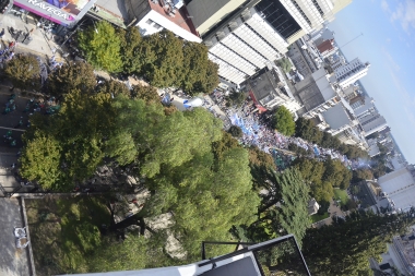 Mirá las fotos de la movilización de docentes y estatales a Gobernación en La Plata