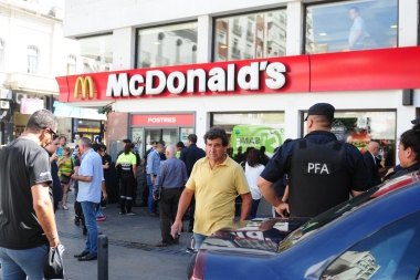 Entre gritos y corridas, la Policía desalojó a vendedores callejeros en el centro de La Plata