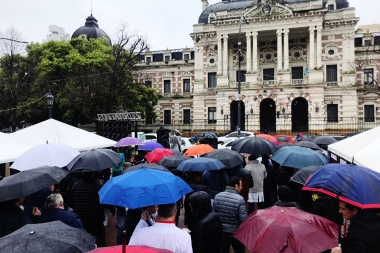 Con el lema “IOMA así no va más”, afiches y carpas, médicos protestaron frente a Gobernación