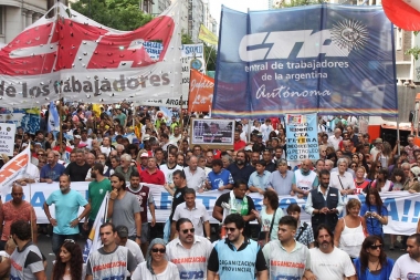 Sectores de la oposición llaman a un "paro general" en rechazo al veto de Macri