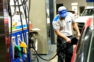Macri dio marcha atrás y levantó el congelamiento de la nafta: los precios suben 4 por ciento