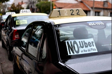 Una guerra sin final a la vista: con cantitos, taxistas insultaron a diputado de Carrió que defiende a Uber