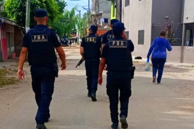 Detuvieron a un sujeto que llevaba una pistola robada y casi 400 mil pesos en una mochila