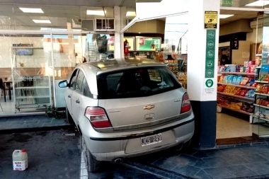 ¿Cafecito?: fue a cargar combustible y terminó dentro del minishop de una estación de servicio en La Plata