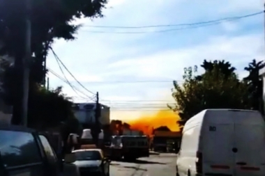 Video: grave explosión e incendio de un contenedor con ácido nítrico en Villa Bosch