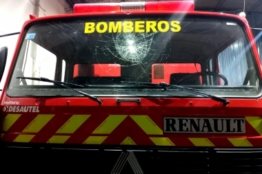 Para reflexionar: camión de bomberos fue apedreado en un piquete y no llegó a un incendio