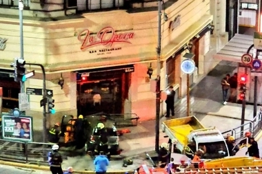 Callao y Corrientes: efectivo de la Federal cruzó un semáforo en rojo y provocó un desastre