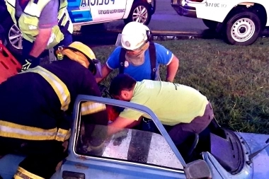 Se despistó en la Ruta 2 y los bomberos cortaron el auto para rescatarlo