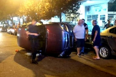 Ilesas de milagro: mujer chocó y volcó junto a su beba de un año en el centro de Mar del Plata