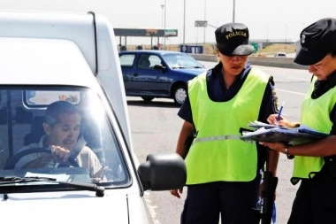 Violencia extrema: una manada atacó con baldosas a policías de tránsito