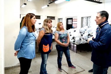 Gray en la entrega de alimentos a la escuela primaria n° 33 de Esteban Echeverría