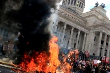 Acuerdo con el FMI: violencia, destrozos y gases en las afueras del Congreso