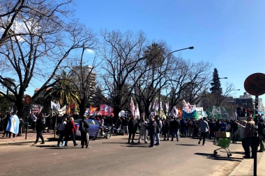 Tras represión, trabajadores de Astillero, estatales y docentes volvieron a marchar a Gobernación