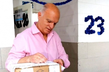 Votó Grindetti y aseguró que hay que sufragar con “compromiso por el país y la provincia”