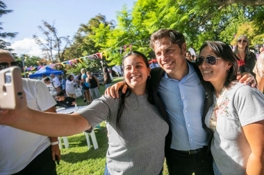 A puro fierro: en su visita a Balcarce, Kicillof fue a la 30º Fiesta Nacional del Automovilismo