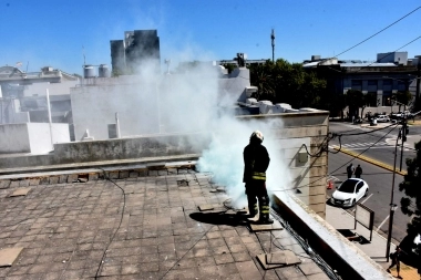 Ola de calor: municipio suspendió actividades por un incendio en el techo de su edificio
