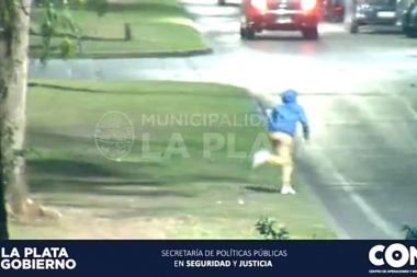 Video: detienen a cuatro personas por el robo de una moto eléctrica en La Plata