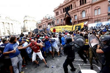 Tensión e incidentes en la despedida de Maradona: balas de goma y detenciones