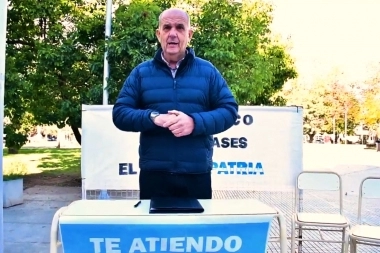 Intendente recibe a vecinos en plazas para explicar “la sinvergüenzada de la Ley Ómnibus”