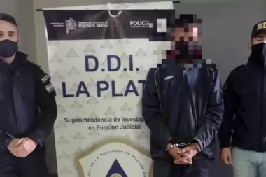 Feroz ataque a una mujer en La Plata: su expareja la golpeó e incendió su casa