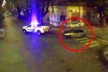 A una pareja se les quedó el auto y cuando los identificaron hasta ellos estaban flojos de papeles