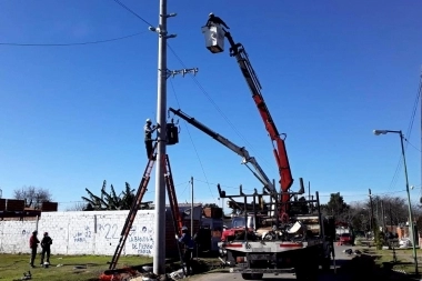 Edelap instaló nuevas columnas de hormigón en San Carlos e Ignacio Correas