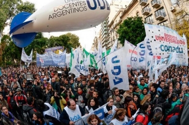 Paro y movilización de docentes de todo el país en rechazo a las "políticas de ajuste" de Macri