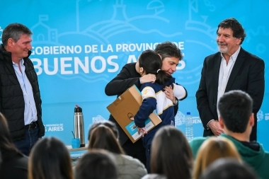 Kicillof visitó Lincoln y entregó 229 computadoras en el marco del programa “Conectar Igualdad”