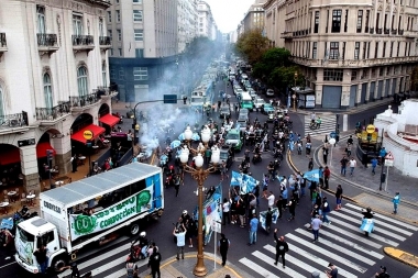 Día de la Lealtad: masiva caravana de vehículos por el Obelisco y la Avenida de Mayo