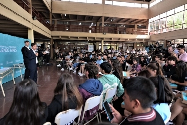 Kicillof entregó 251 netbooks a estudiantes de Luján: “No alcanza simplemente con el esfuerzo”