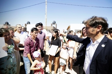 Kicillof recorrió la Sexta Sección para entregar casas y escrituras de viviendas en Bahía Blanca