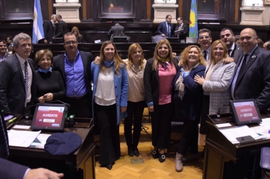 La Legislatura tuvo foto contra el aborto: diputadas usaron pañuelos celestes "en defensa de dos vidas”