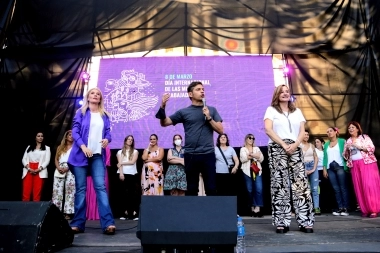 Kicillof y un guiño a Cristina en La Plata: “A nosotros nos conduce una mujer”