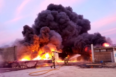 Preocupación por el impacto que puede tener en la salud el incendio en la agroquímica de Mercedes