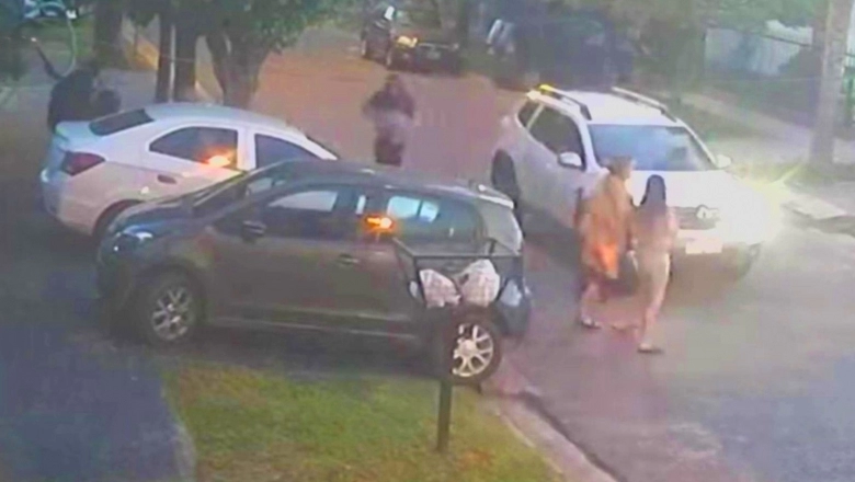 3 x 1 violento: encapuchados y armados, a un vecino le robaron el auto y a dos mujeres las pertenencias