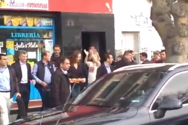 Grupo de docentes escracharon a Vidal y Macri en Tigre: “¡Paritarias, paritarias!”, gritaron