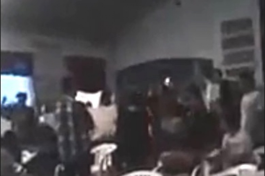 Con cánticos y pancartas, un grupo de pibes escrachó a Vidal en Chapadmalal