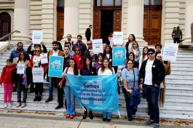 Disconformes con anuncio de Vidal: hipotecados UVA fueron a la Legislatura a pedir una ley