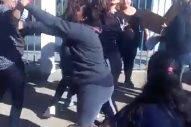 Video: madres y adolescentes a las piñas afuera de un jardín en Esteban Echeverría