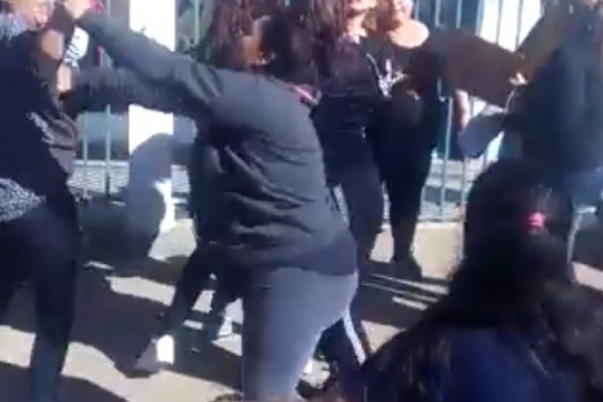 Video: madres y adolescentes a las piñas afuera de un jardín en Esteban Echeverría