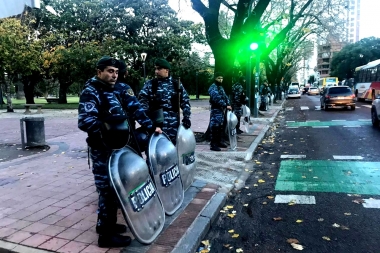 Tensión frente a  la Gobernación: realizan operativo para desalojar a los feriantes de la plaza