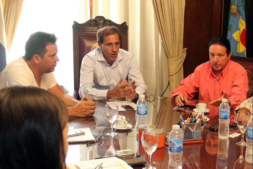 Garro acordó suba salarial del 18% para los Municipales y suma fija de $1.500 para fin de año