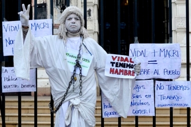 La estatua viviente en llamas contra un precandidato de La Plata: “Me dejaste afuera de las listas”