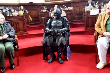 Polémica: en medio del apagón, el Concejo Deliberante de La Plata homenajeó a “Batman”