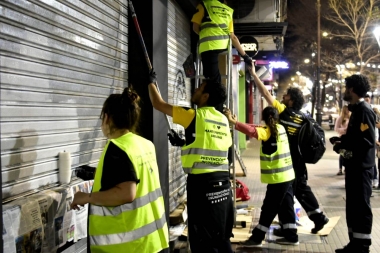 Murales en calle 12: revalorizan persianas y convierten el centro en un pasaje artístico de noche